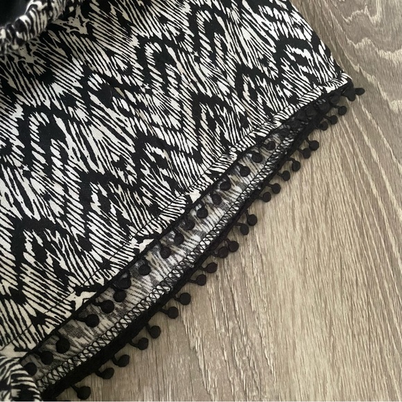 No Boundaries Black and White Shorts Size Medium 7/9 - Picture 3 of 4